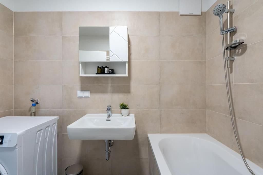 Quiet 1br Oasis, Fast Path By Hm Apartamento